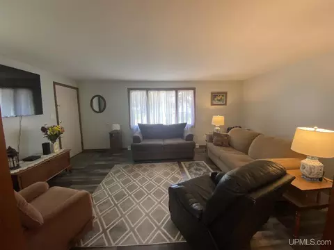 Living - 611615 E Main, Iron Mountain, MI 49801 photo 4 of 5