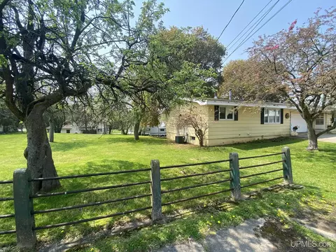 Exterior - 611615 E Main, Iron Mountain, MI 49801 photo 1 of 3
