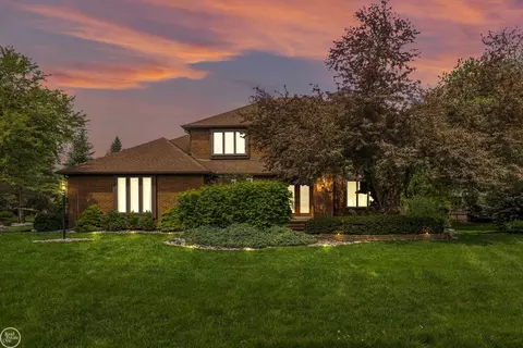 38666 Oakbrook, Farmington Hills, MI 48331