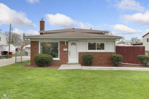 16365 Charleston, Roseville, MI 48066