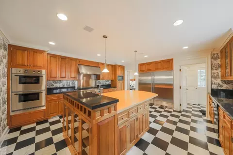 Kitchen - 180 Provencal, Grosse Pointe Farms, MI 48236 photo 1 of 9