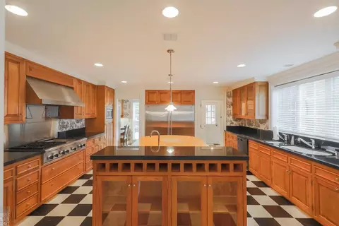 Kitchen - 180 Provencal, Grosse Pointe Farms, MI 48236 photo 2 of 9
