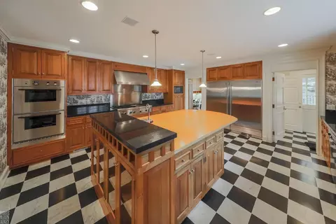 Kitchen - 180 Provencal, Grosse Pointe Farms, MI 48236 photo 4 of 9