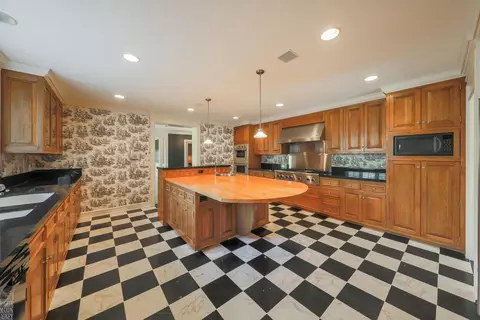 Kitchen - 180 Provencal, Grosse Pointe Farms, MI 48236 photo 3 of 9