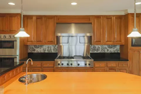 Kitchen - 180 Provencal, Grosse Pointe Farms, MI 48236 photo 7 of 9