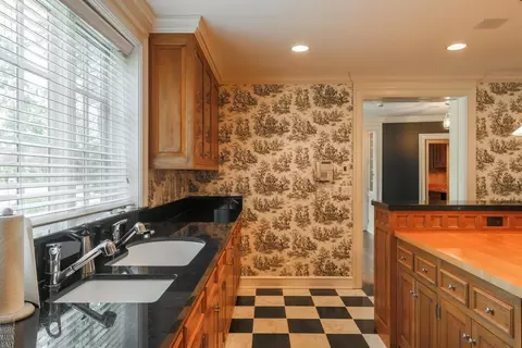 Kitchen - 180 Provencal, Grosse Pointe Farms, MI 48236 photo 8 of 9