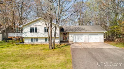 23 Sandy, Gladstone, MI 49837