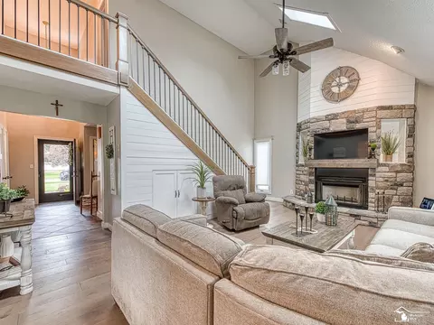 Living - 635 N Roessler, Monroe, MI 48162 photo 3 of 9