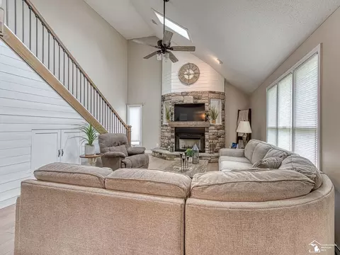 Living - 635 N Roessler, Monroe, MI 48162 photo 2 of 9