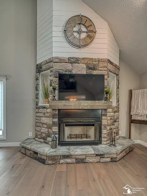 Living - 635 N Roessler, Monroe, MI 48162 photo 6 of 9
