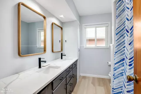 Bath - 50 Hampton, Grosse Pointe Shores, MI 48236 photo 1 of 2
