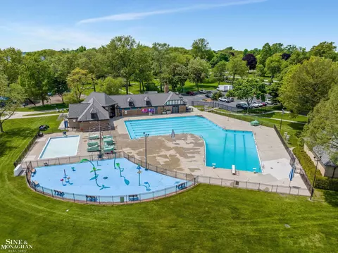 Exterior - 50 Hampton, Grosse Pointe Shores, MI 48236 photo 9 of 11