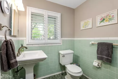 Bath - 50 Hampton, Grosse Pointe Shores, MI 48236 photo 2 of 2