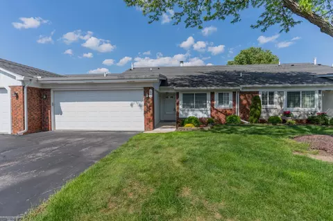 644 Country Clb #42, Saint Clair Shores, MI 48082