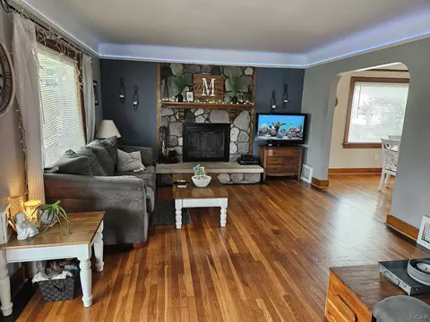 Living - 145 Maple, Monroe, MI 48162 photo 2 of 2