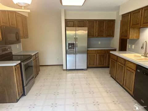 Kitchen - 2057 W Stateline, Temperance, MI 48182 photo 2 of 5