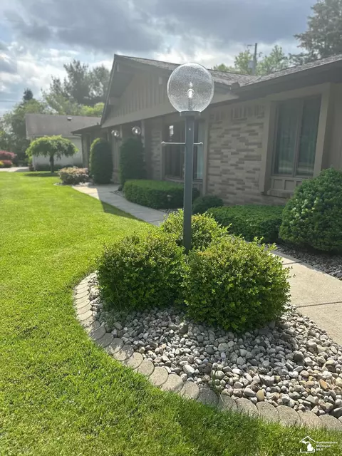 Exterior - 2057 W Stateline, Temperance, MI 48182 photo 4 of 10