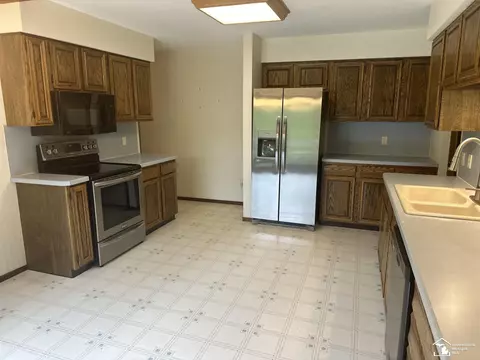 Kitchen - 2057 W Stateline, Temperance, MI 48182 photo 4 of 5