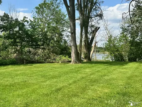 Exterior - 2057 W Stateline, Temperance, MI 48182 photo 5 of 10