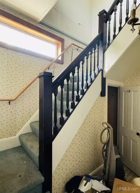 Entry Way - 406 S Third, Ishpeming, MI 49849 photo 2 of 5
