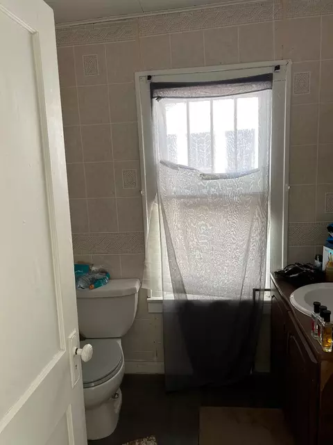Bath - 201 E Hamilton, Flint, MI 48505 photo 1 of 1