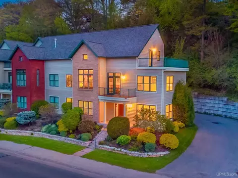 243 N Lakeshore, Marquette, MI 49855