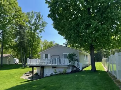 3814 Pinelands Pt, Gladwin, MI 48624
