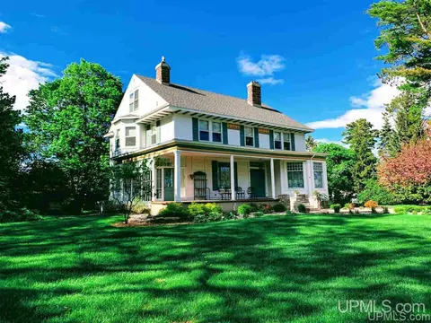 1204 Lake Shr, Gladstone, MI 49837