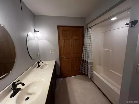 Bath - 806 Ashlund, Wakefield, MI 49968 photo 2 of 7