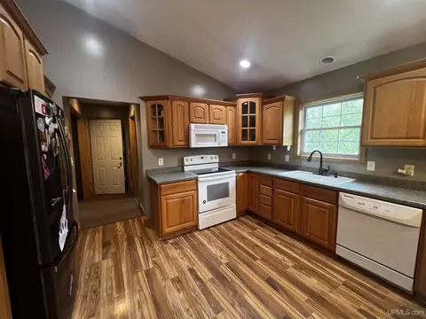 Kitchen - 806 Ashlund, Wakefield, MI 49968 photo 3 of 7