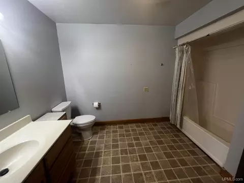 Bath - 806 Ashlund, Wakefield, MI 49968 photo 5 of 7