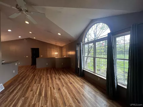 Living - 806 Ashlund, Wakefield, MI 49968 photo 2 of 7