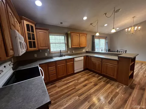 Kitchen - 806 Ashlund, Wakefield, MI 49968 photo 6 of 7