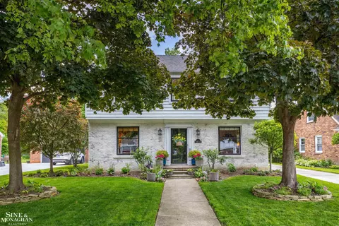 1572 N Renaud, Grosse Pointe Woods, MI 48236