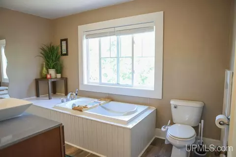 Bath - 610 E, Iron Mountain, MI 49801 photo 2 of 4