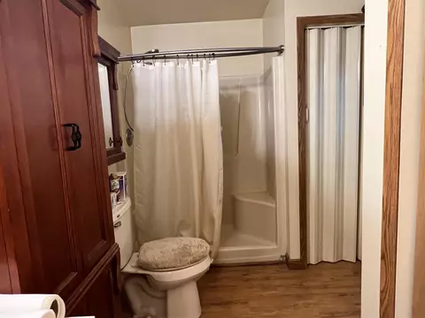 Bath - 4120 Covemoor, Harrison, MI 48625 photo 3 of 4