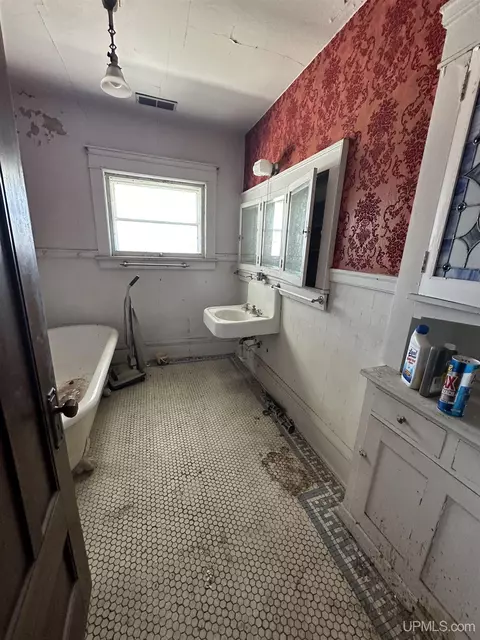 323 Ogden, Escanaba, MI 49829 photo 16