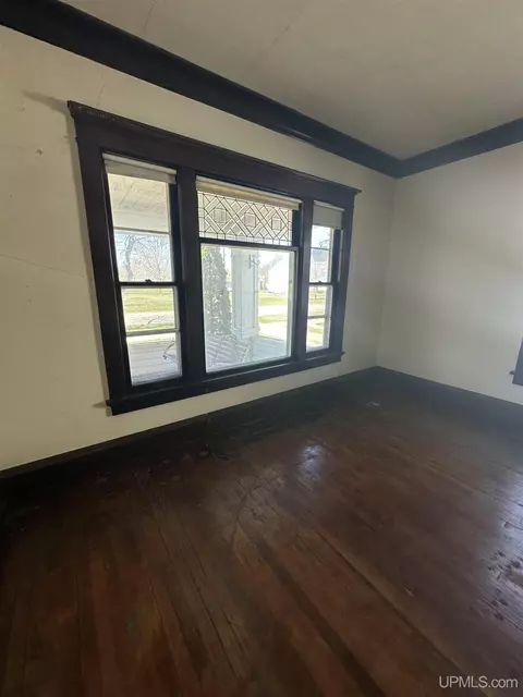 323 Ogden, Escanaba, MI 49829 photo 5