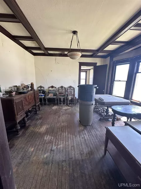 323 Ogden, Escanaba, MI 49829 photo 3