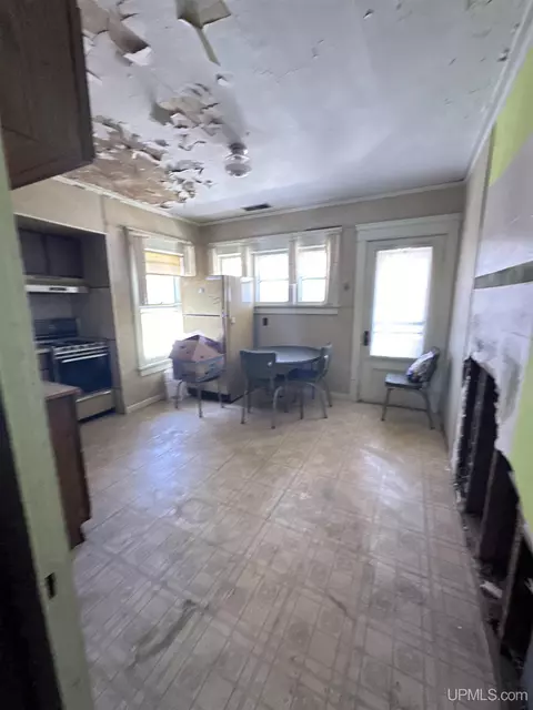 323 Ogden, Escanaba, MI 49829 photo 15