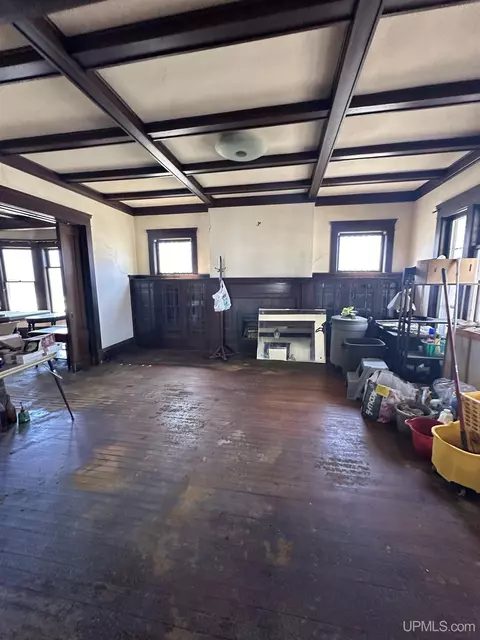 323 Ogden, Escanaba, MI 49829 photo 2