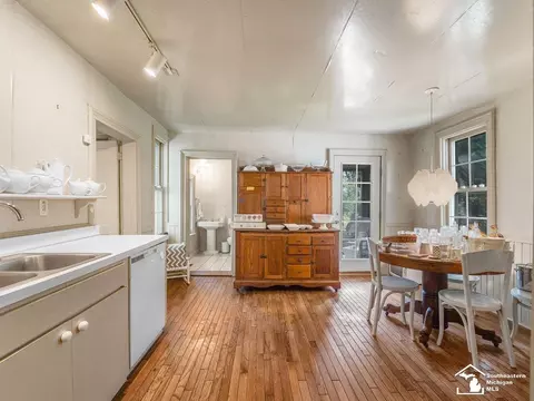 Kitchen - 2720 Fix, Monroe, MI 48162 photo 1 of 3