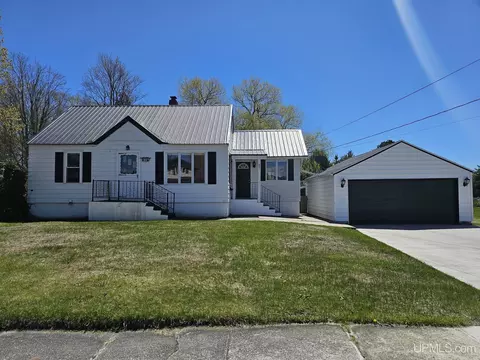 621 Park, Manistique, MI 49854