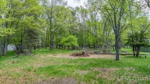 5977 Country Club 1925, Gladstone, MI 49837