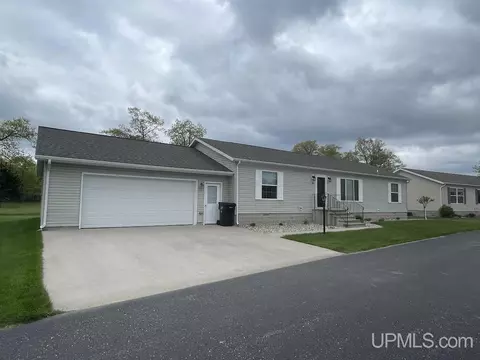 88 Kenneally, Gladstone, MI 49837