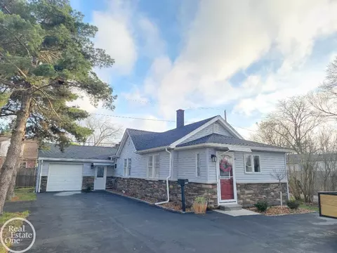 22025 Grand Lk, Saint Clair Shores, MI 48080
