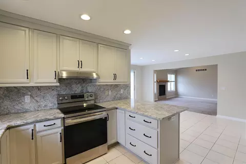 Kitchen - 6240 Boulder, Flushing, MI 48433 photo 4 of 5
