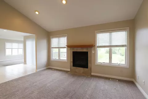 Living - 6240 Boulder, Flushing, MI 48433 photo 2 of 4