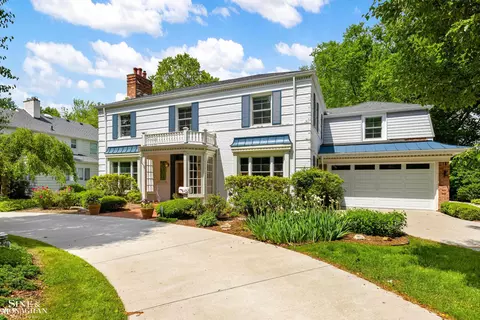 1380 Oxford, Grosse Pointe Woods, MI 48236
