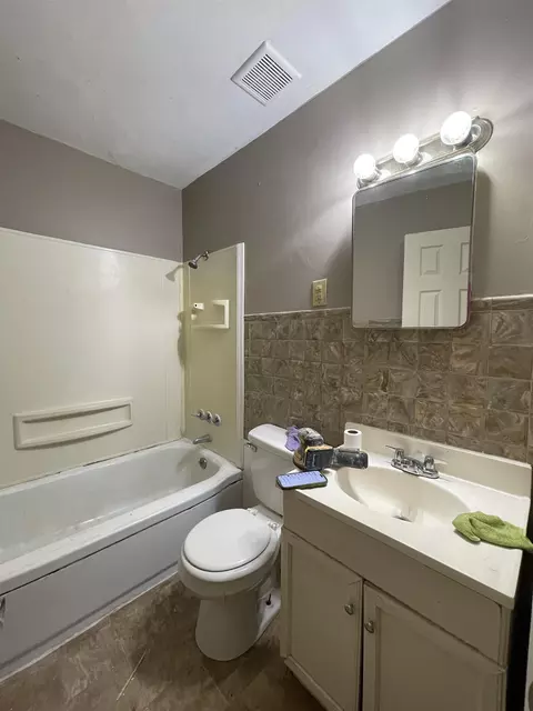 Bath - 726 Neubert, Flint, MI 48507 photo 1 of 1